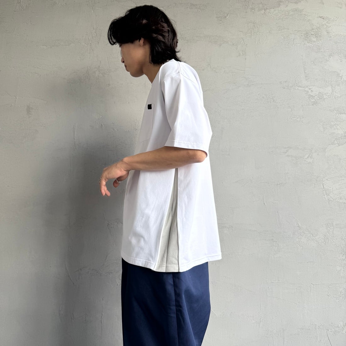 +phenix [プラスフェニックス] 別注 ベンチレーション ワンポイントロゴ ポケットTシャツ [POT-25005IN-JF] WHITE&&モデル身長：179cm 着用サイズ：L&&