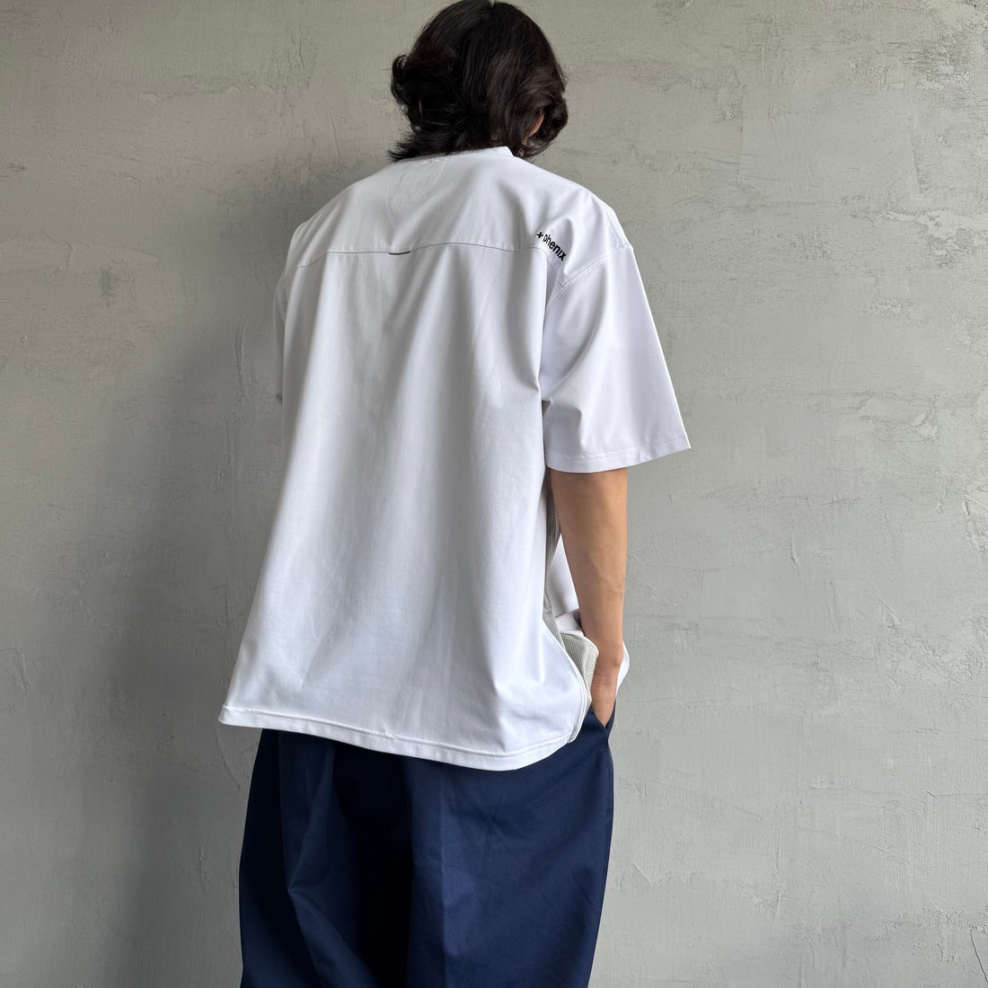 +phenix [プラスフェニックス] 別注 ベンチレーション ワンポイントロゴ ポケットTシャツ [POT-25005IN-JF] WHITE&&モデル身長：179cm 着用サイズ：L&&