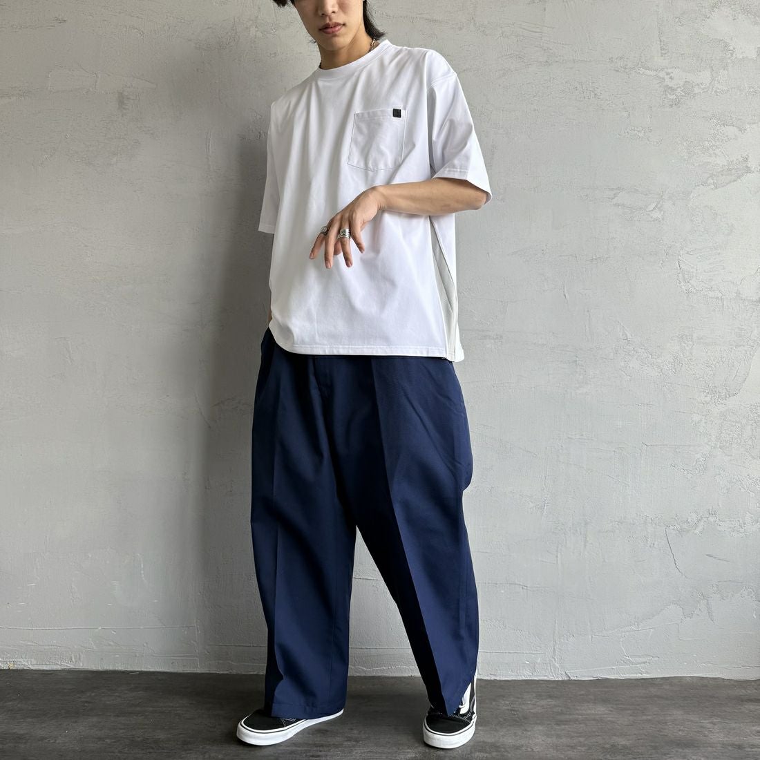 +phenix [プラスフェニックス] 別注 ベンチレーション ワンポイントロゴ ポケットTシャツ [POT-25005IN-JF] WHITE&&モデル身長：179cm 着用サイズ：L&&