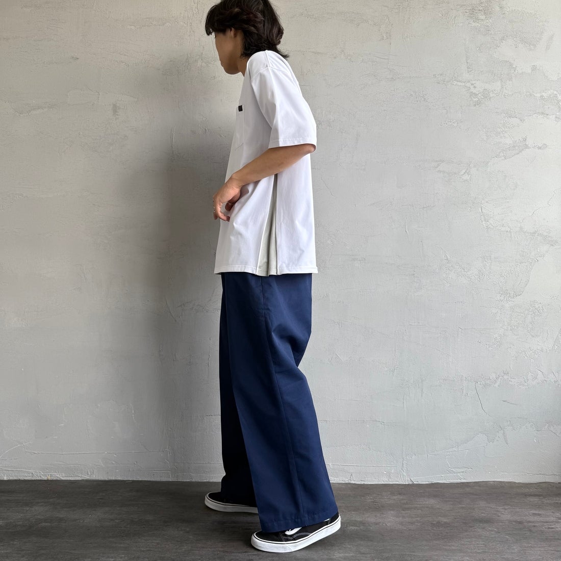 +phenix [プラスフェニックス] 別注 ベンチレーション ワンポイントロゴ ポケットTシャツ [POT-25005IN-JF] WHITE&&モデル身長：179cm 着用サイズ：L&&