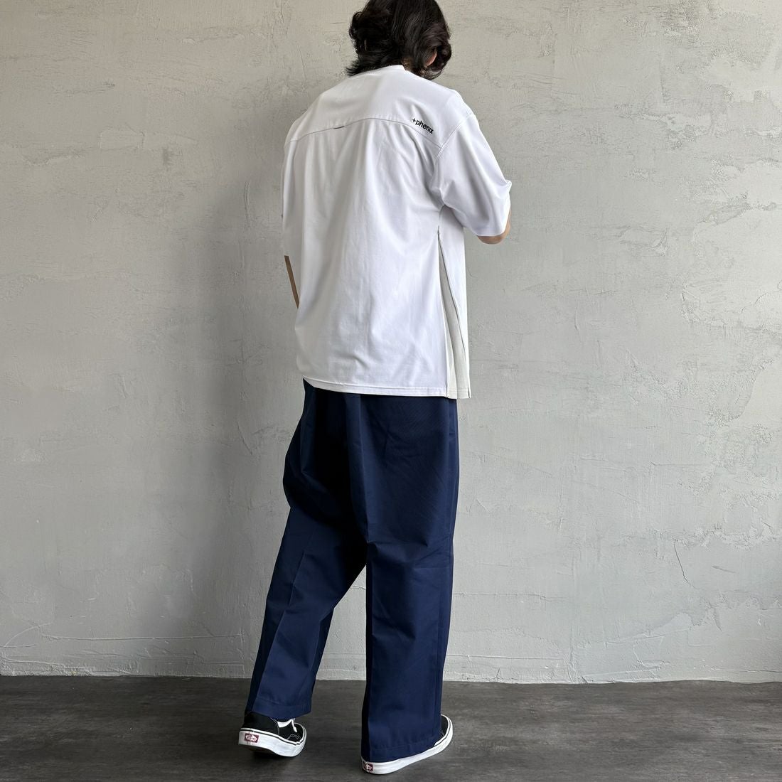 +phenix [プラスフェニックス] 別注 ベンチレーション ワンポイントロゴ ポケットTシャツ [POT-25005IN-JF] WHITE&&モデル身長：179cm 着用サイズ：L&&