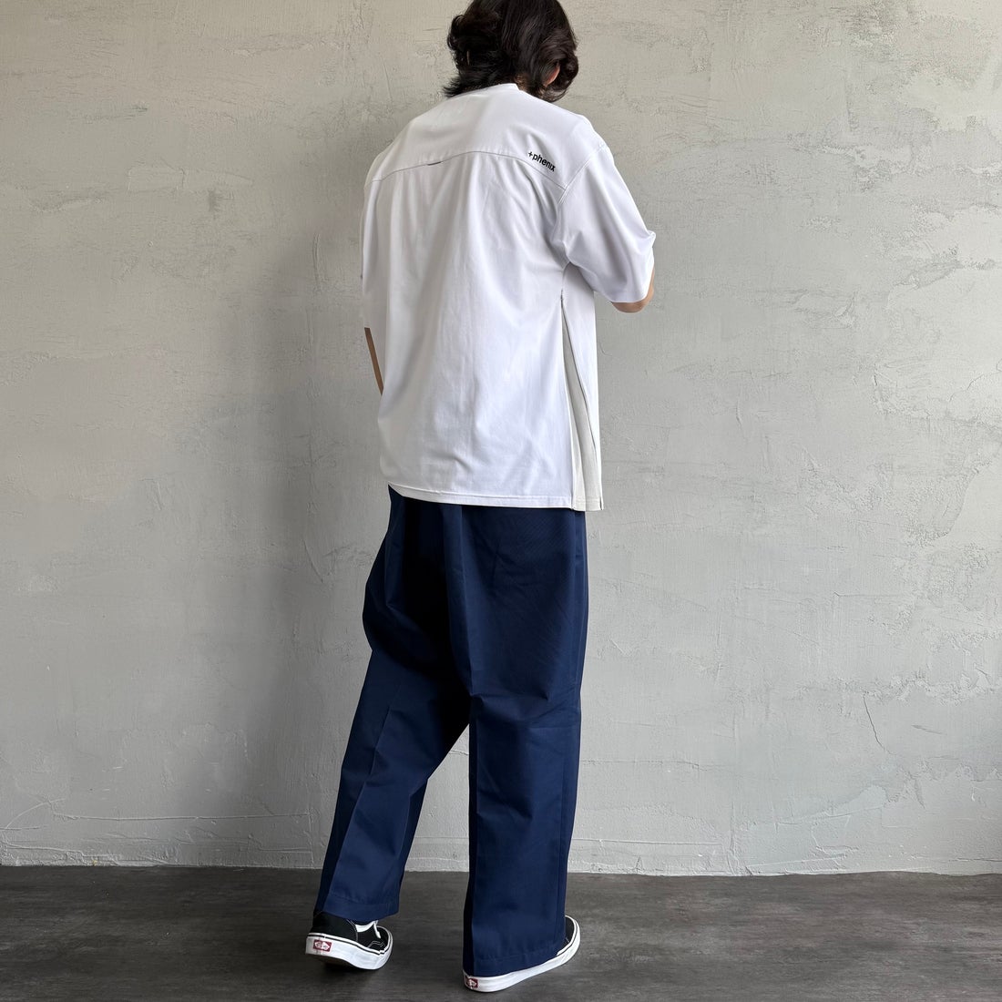 +phenix [プラスフェニックス] 別注 ベンチレーション ワンポイントロゴ ポケットTシャツ [POT-25005IN-JF] WHITE&&モデル身長：179cm 着用サイズ：L&&