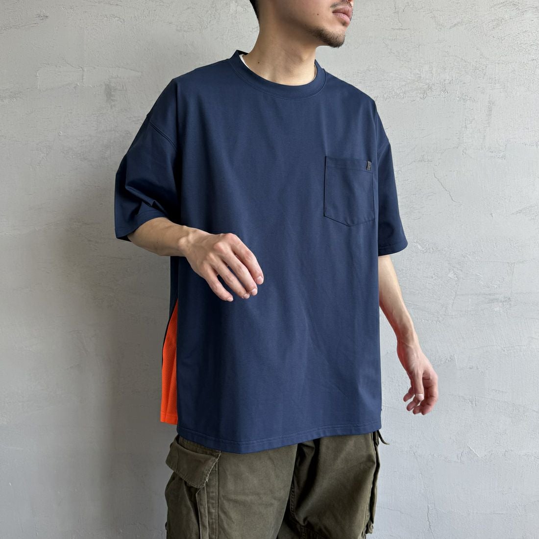 +phenix [プラスフェニックス] 別注 ベンチレーション ワンポイントロゴ ポケットTシャツ [POT-25005IN-JF] NAVY&&モデル身長：168cm 着用サイズ：L&&