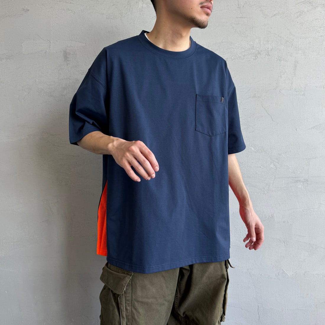 +phenix [プラスフェニックス] 別注 ベンチレーション ワンポイントロゴ ポケットTシャツ [POT-25005IN-JF] NAVY&&モデル身長：168cm 着用サイズ：L&&