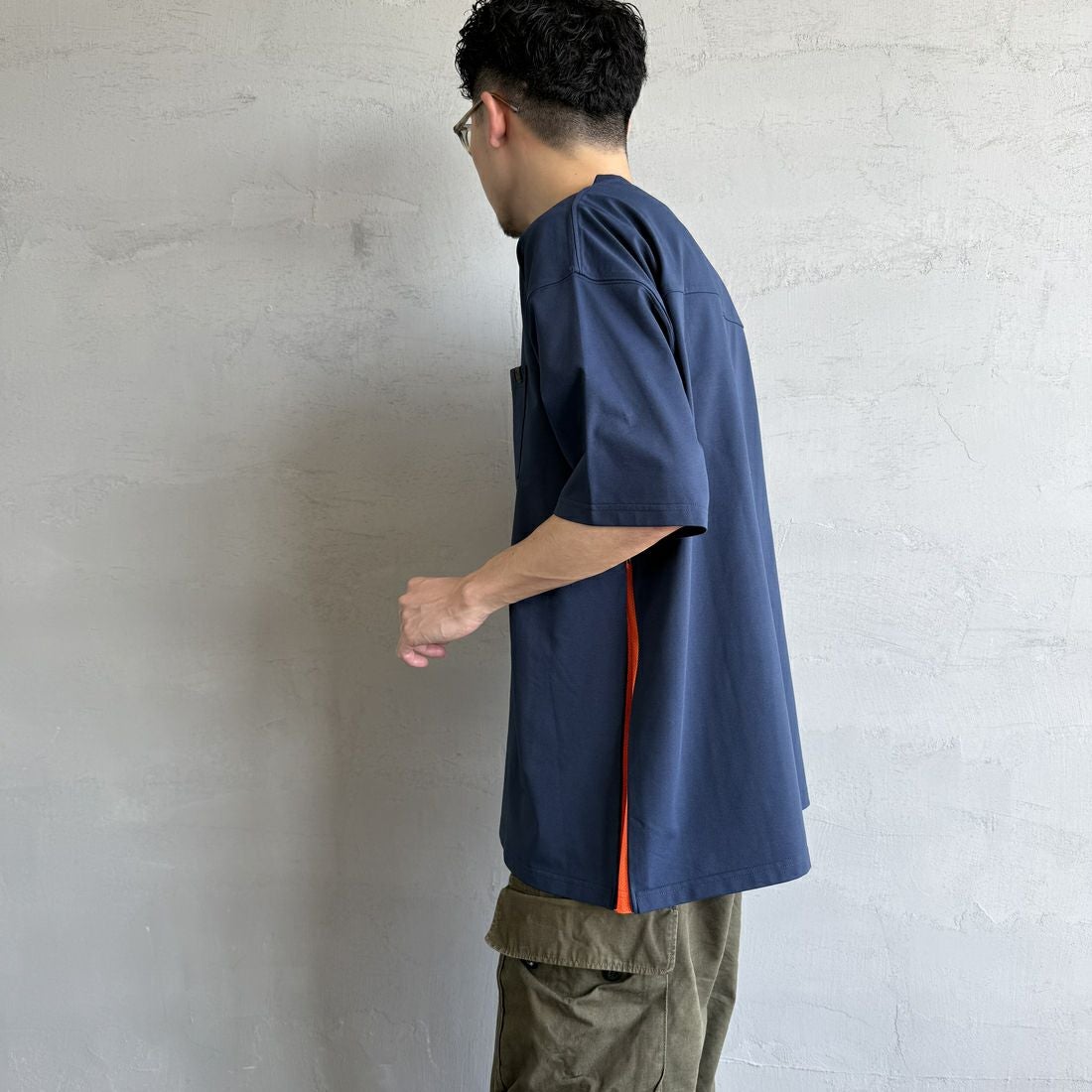 +phenix [プラスフェニックス] 別注 ベンチレーション ワンポイントロゴ ポケットTシャツ [POT-25005IN-JF] NAVY&&モデル身長：168cm 着用サイズ：L&&