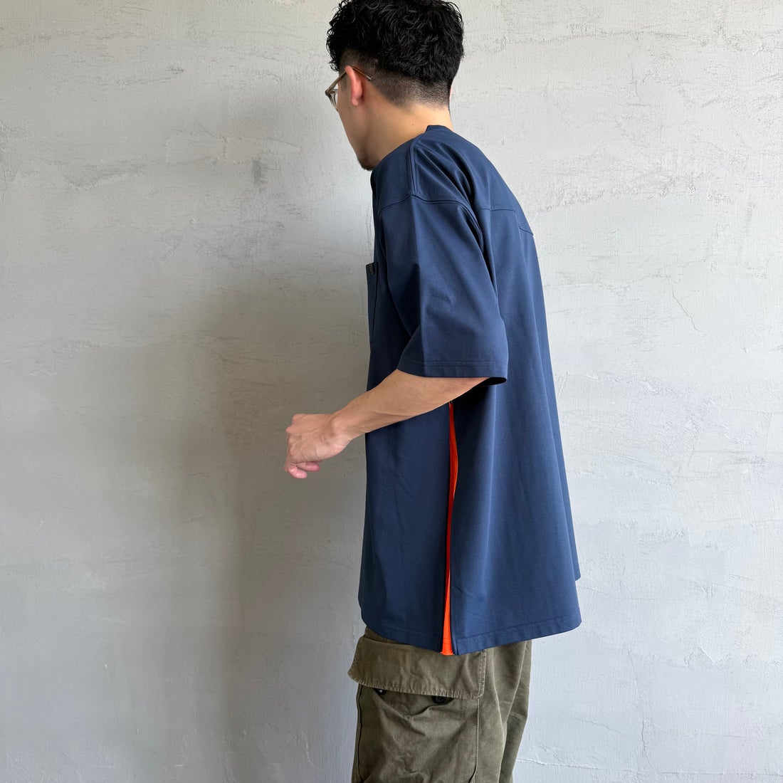 +phenix [プラスフェニックス] 別注 ベンチレーション ワンポイントロゴ ポケットTシャツ [POT-25005IN-JF] NAVY&&モデル身長：168cm 着用サイズ：L&&