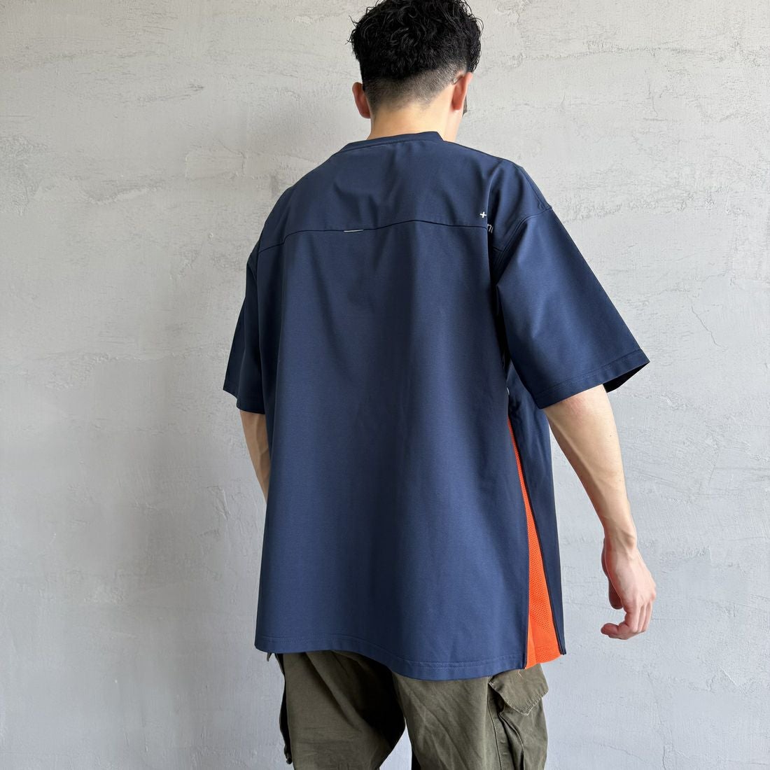 +phenix [プラスフェニックス] 別注 ベンチレーション ワンポイントロゴ ポケットTシャツ [POT-25005IN-JF] NAVY&&モデル身長：168cm 着用サイズ：L&&