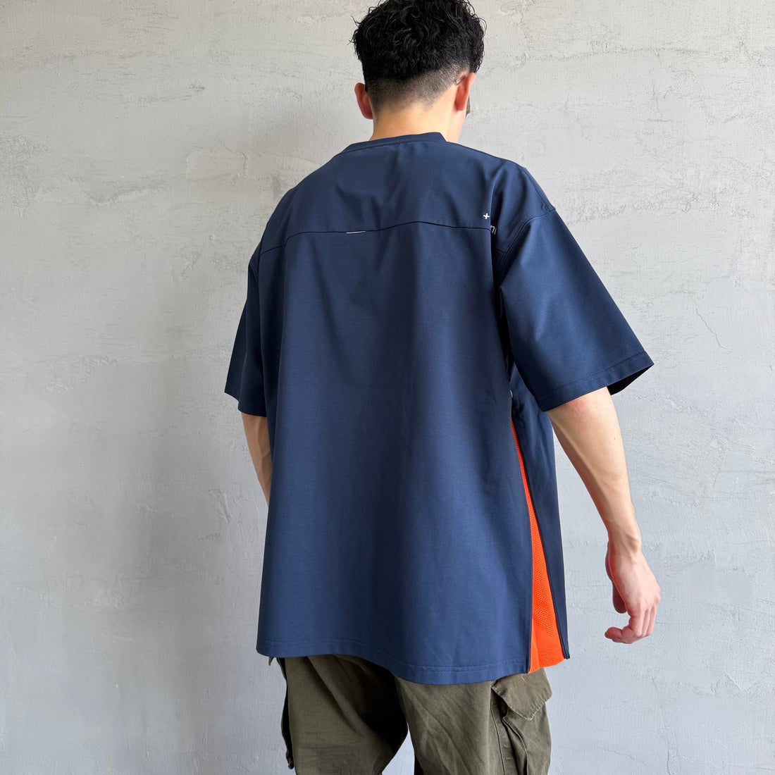 +phenix [プラスフェニックス] 別注 ベンチレーション ワンポイントロゴ ポケットTシャツ [POT-25005IN-JF] NAVY&&モデル身長：168cm 着用サイズ：L&&
