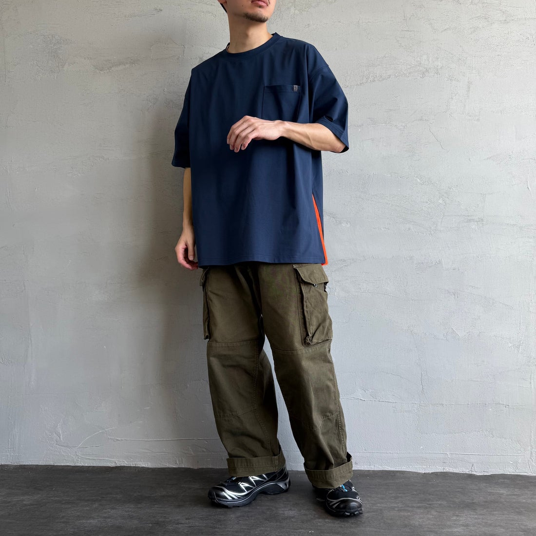 +phenix [プラスフェニックス] 別注 ベンチレーション ワンポイントロゴ ポケットTシャツ [POT-25005IN-JF] NAVY&&モデル身長：168cm 着用サイズ：L&&