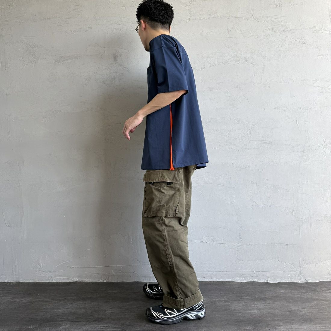 +phenix [プラスフェニックス] 別注 ベンチレーション ワンポイントロゴ ポケットTシャツ [POT-25005IN-JF] NAVY&&モデル身長：168cm 着用サイズ：L&&