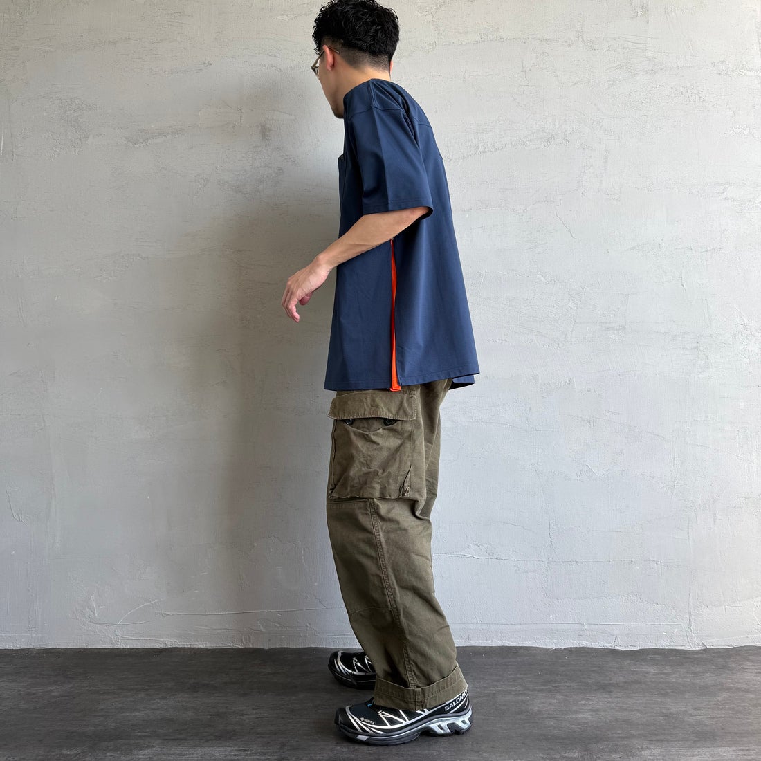 +phenix [プラスフェニックス] 別注 ベンチレーション ワンポイントロゴ ポケットTシャツ [POT-25005IN-JF] NAVY&&モデル身長：168cm 着用サイズ：L&&