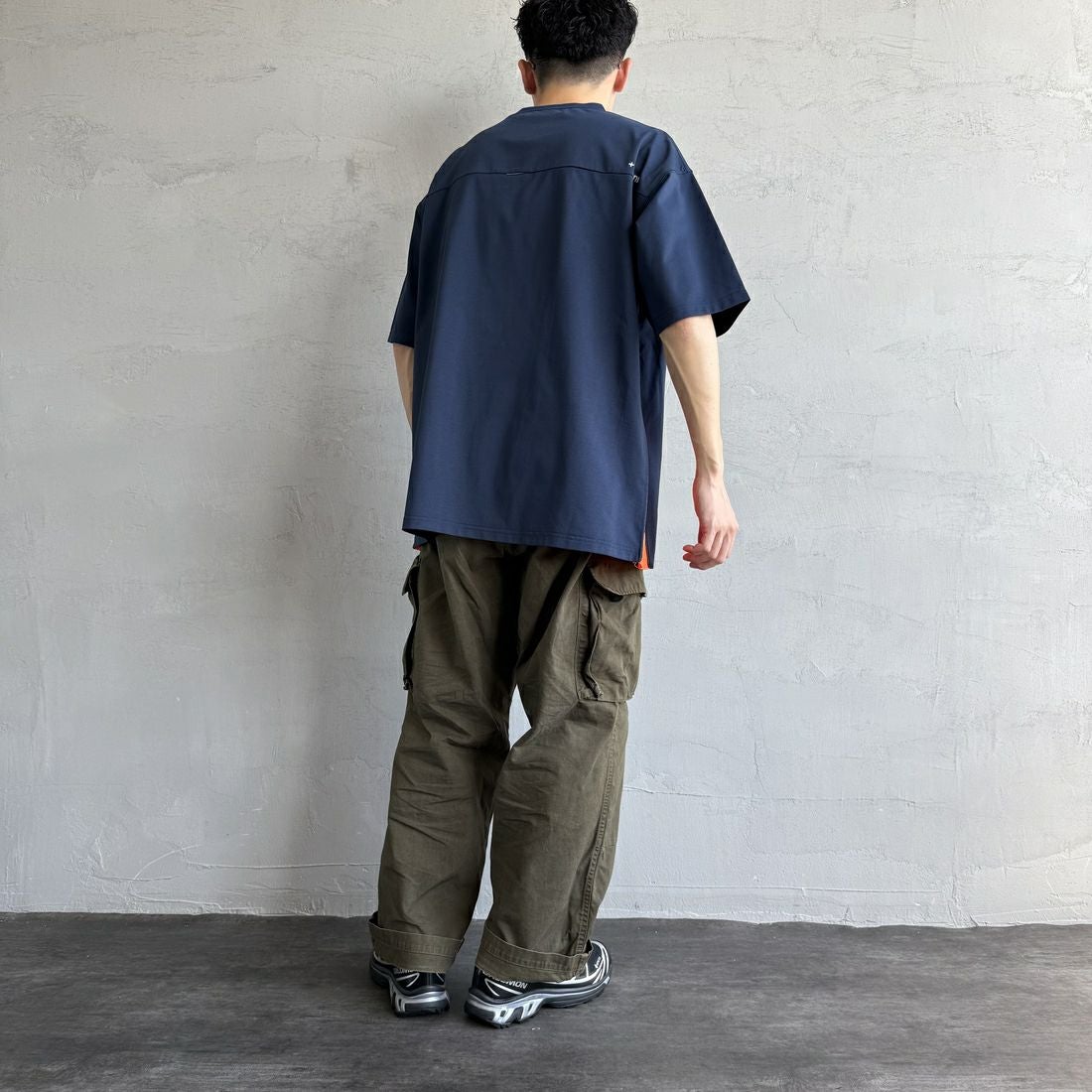 +phenix [プラスフェニックス] 別注 ベンチレーション ワンポイントロゴ ポケットTシャツ [POT-25005IN-JF] NAVY&&モデル身長：168cm 着用サイズ：L&&