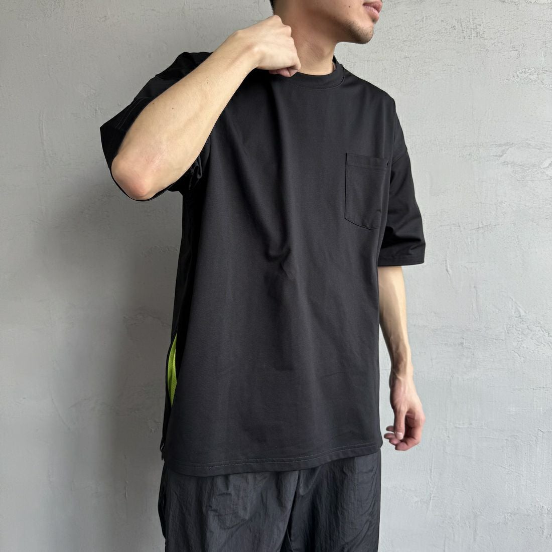 +phenix [プラスフェニックス] 別注 ベンチレーション ワンポイントロゴ ポケットTシャツ [POT-25005IN-JF] BLACK&&モデル身長：168cm 着用サイズ：L&&