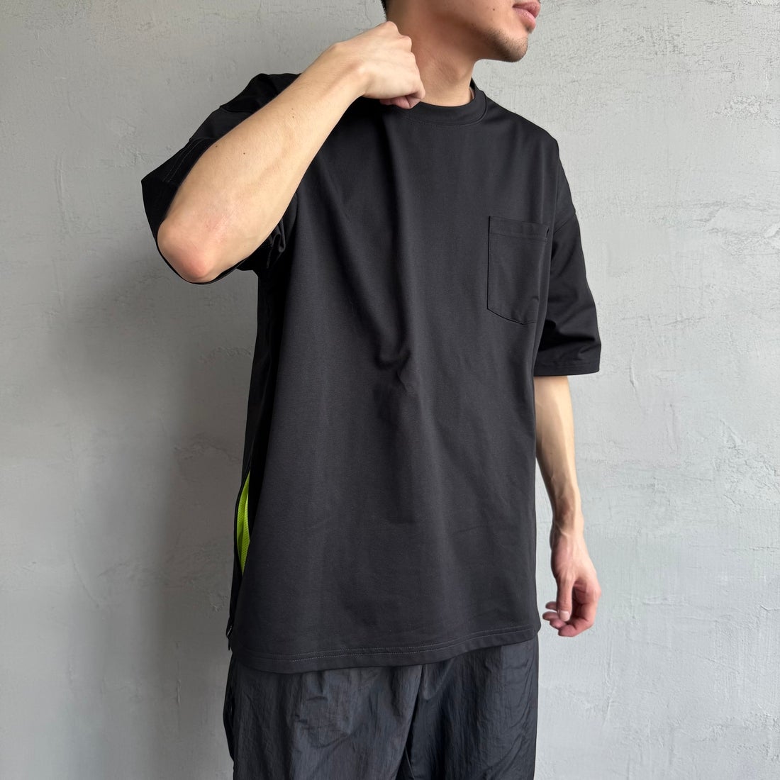 +phenix [プラスフェニックス] 別注 ベンチレーション ワンポイントロゴ ポケットTシャツ [POT-25005IN-JF] BLACK&&モデル身長：168cm 着用サイズ：L&&