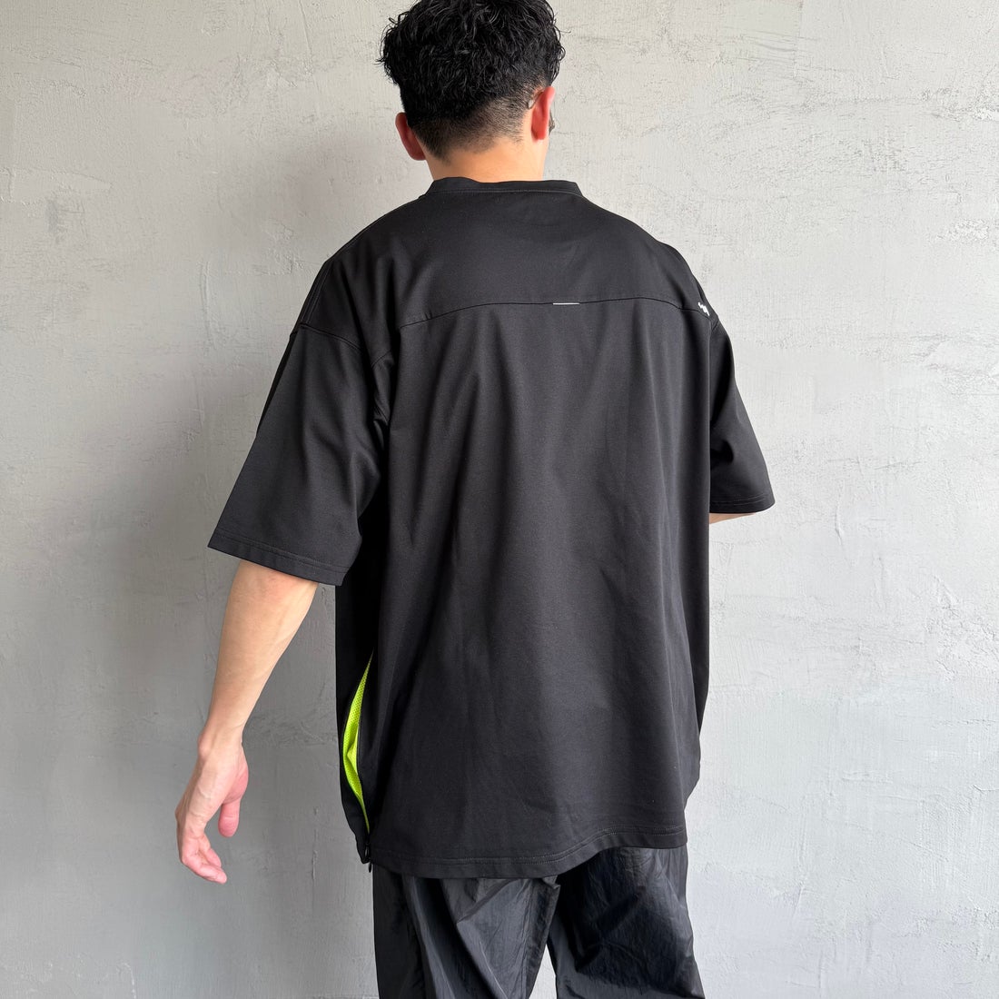 +phenix [プラスフェニックス] 別注 ベンチレーション ワンポイントロゴ ポケットTシャツ [POT-25005IN-JF] BLACK&&モデル身長：168cm 着用サイズ：L&&