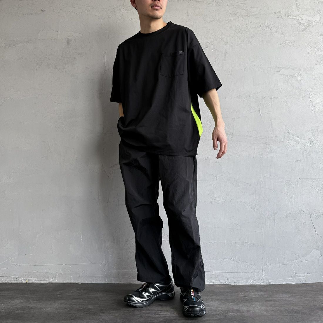 +phenix [プラスフェニックス] 別注 ベンチレーション ワンポイントロゴ ポケットTシャツ [POT-25005IN-JF] BLACK&&モデル身長：168cm 着用サイズ：L&&