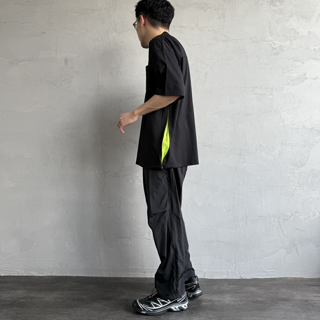 +phenix [プラスフェニックス] 別注 ベンチレーション ワンポイントロゴ ポケットTシャツ [POT-25005IN-JF] BLACK&&モデル身長：168cm 着用サイズ：L&&