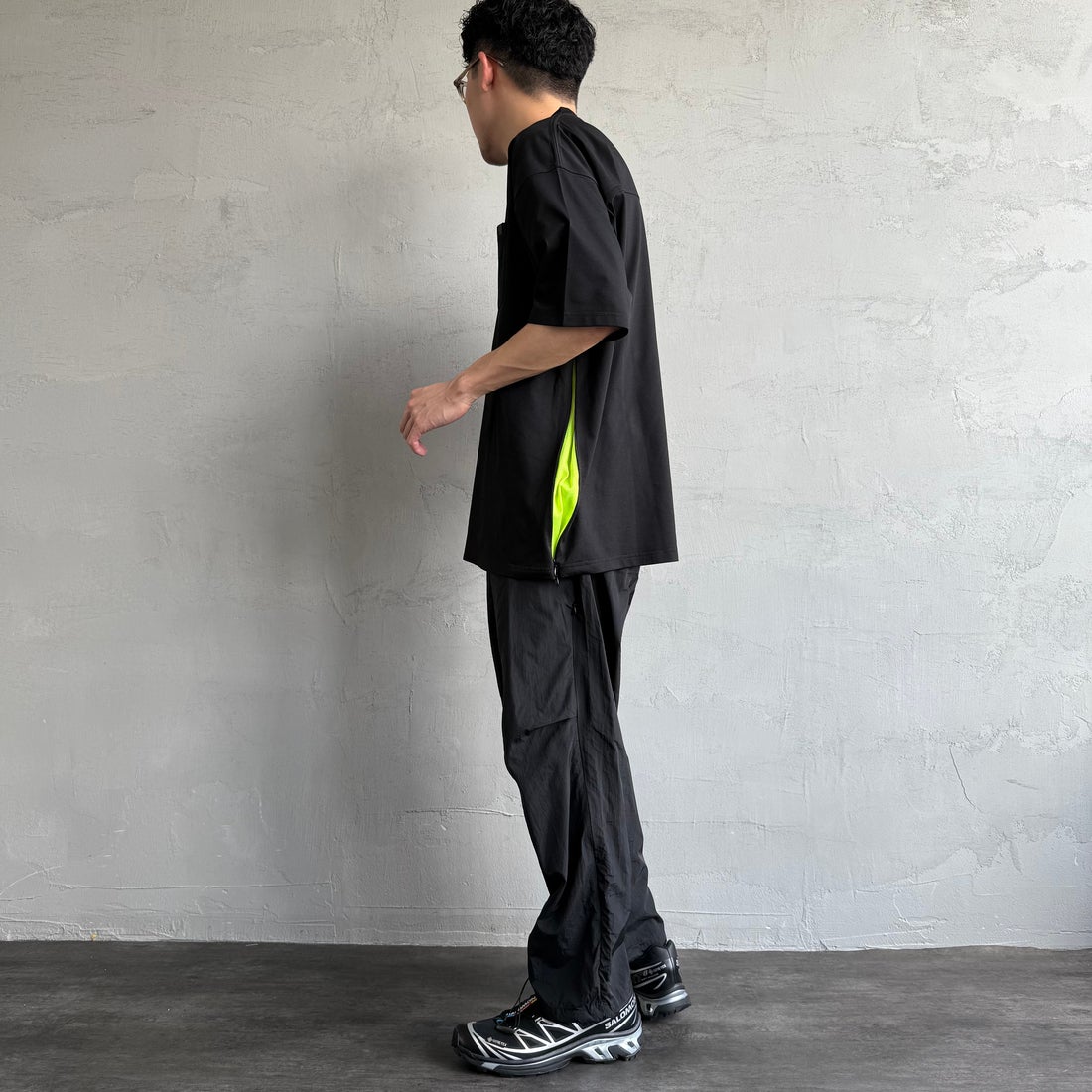 +phenix [プラスフェニックス] 別注 ベンチレーション ワンポイントロゴ ポケットTシャツ [POT-25005IN-JF] BLACK&&モデル身長：168cm 着用サイズ：L&&