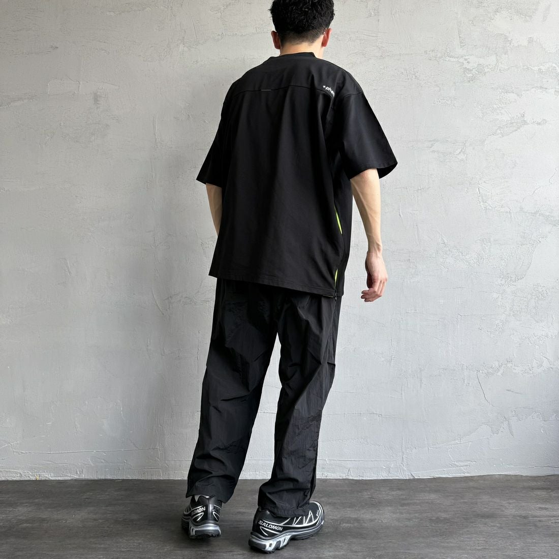 +phenix [プラスフェニックス] 別注 ベンチレーション ワンポイントロゴ ポケットTシャツ [POT-25005IN-JF] BLACK&&モデル身長：168cm 着用サイズ：L&&