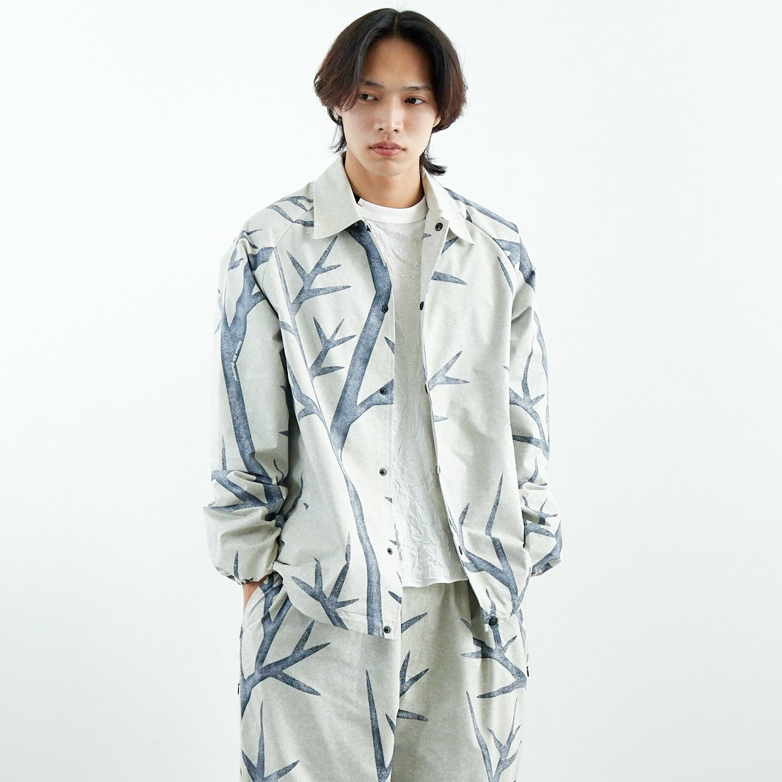 SEDAN ALL-PURPOSE [セダン オールパーパス] カモフラージュ コーチジャケット [SD25S-JK03] SNOW CAMO &&モデル身長：179cm 着用サイズ：L&&