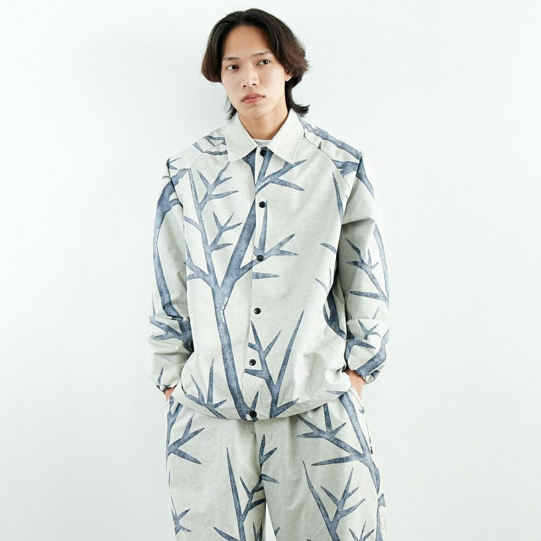 SEDAN ALL-PURPOSE [セダン オールパーパス] カモフラージュ コーチジャケット [SD25S-JK03] SNOW CAMO &&モデル身長：179cm 着用サイズ：L&&