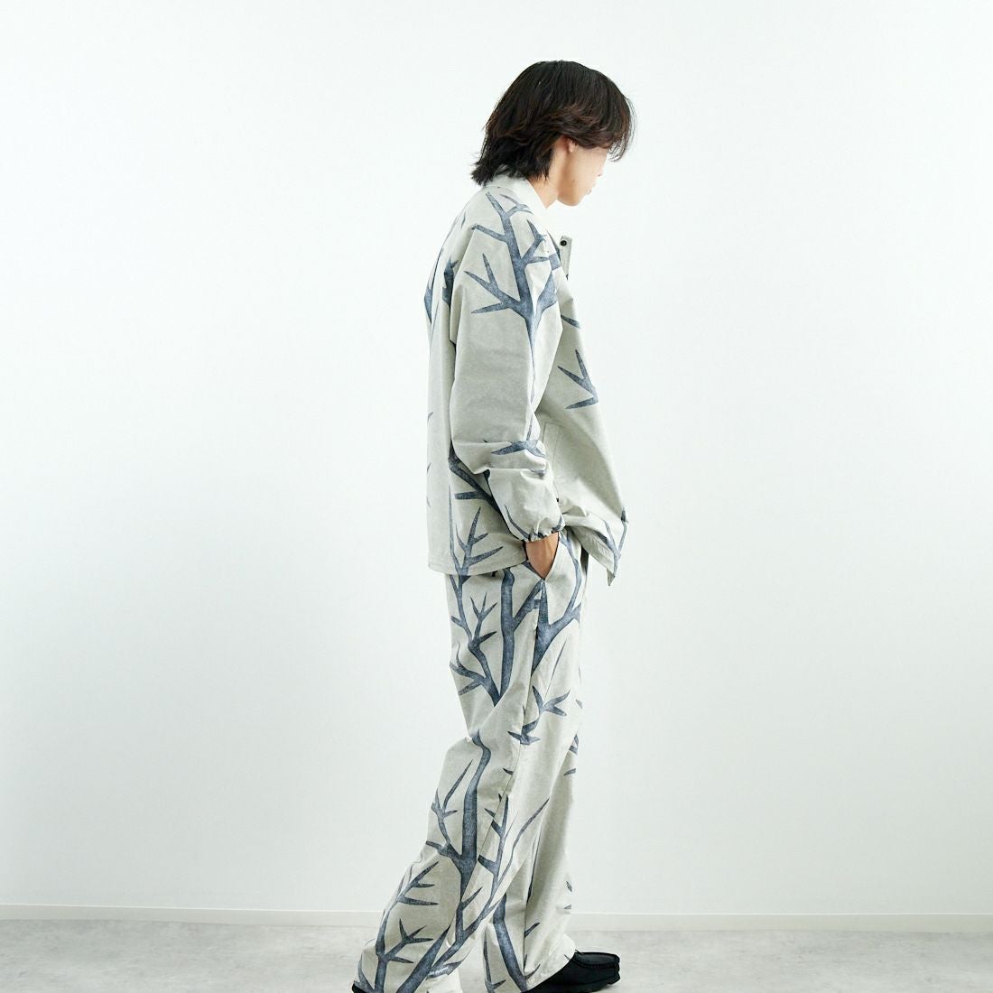 SEDAN ALL-PURPOSE [セダン オールパーパス] カモフラージュ コーチジャケット [SD25S-JK03] SNOW CAMO &&モデル身長：179cm 着用サイズ：L&&