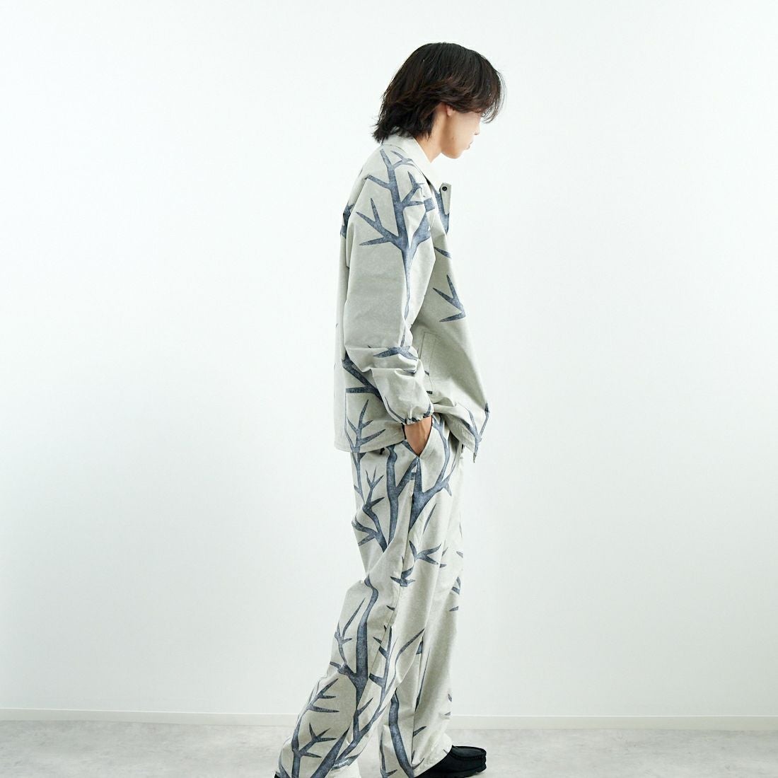 SEDAN ALL-PURPOSE [セダン オールパーパス] カモフラージュ コーチジャケット [SD25S-JK03] SNOW CAMO &&モデル身長：179cm 着用サイズ：L&&