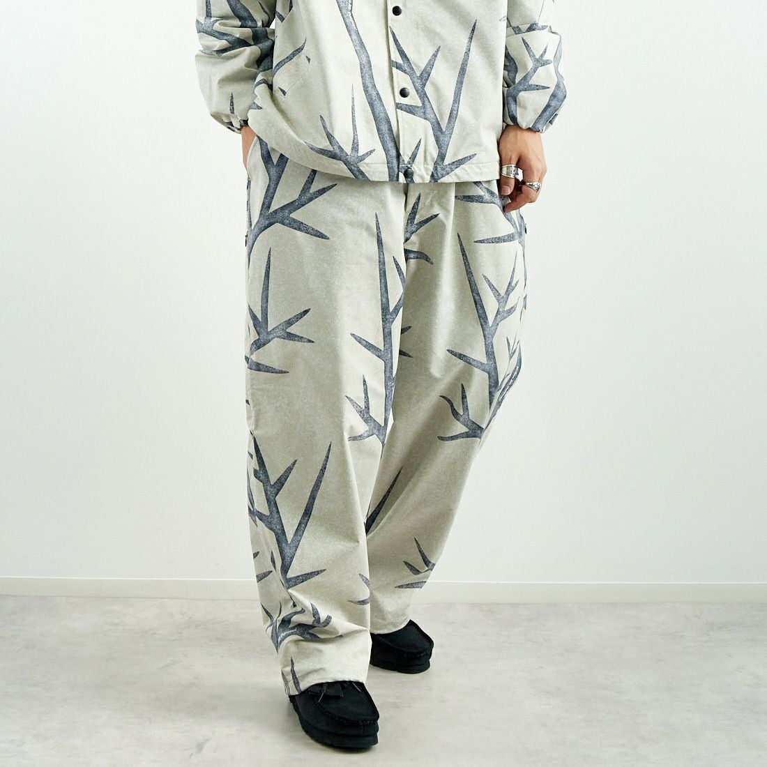 SEDAN ALL-PURPOSE [セダン オールパーパス] カモフラージュ ワイドトラックパンツ [SD25S-PT04] SNOW CAMO &&モデル身長：179cm 着用サイズ：XL&&