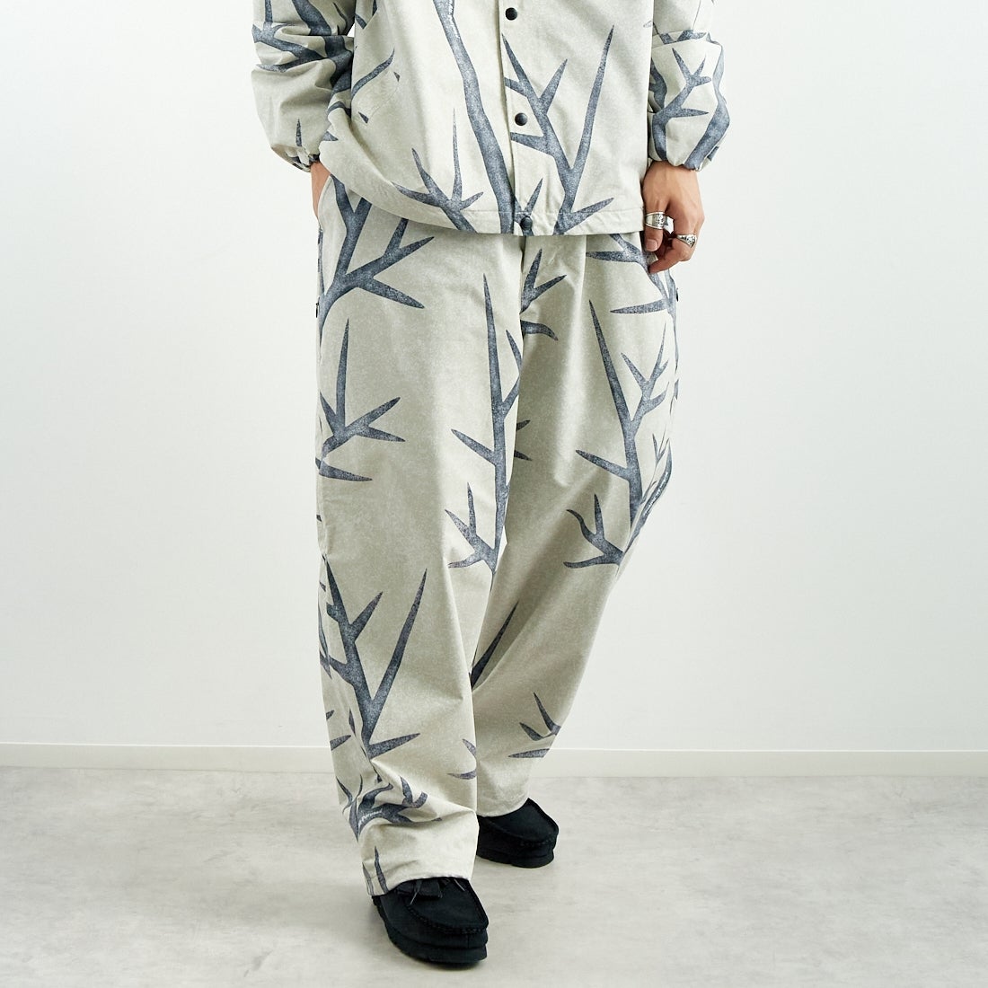 SEDAN ALL-PURPOSE [セダン オールパーパス] カモフラージュ ワイドトラックパンツ [SD25S-PT04] SNOW CAMO &&モデル身長：179cm 着用サイズ：XL&&