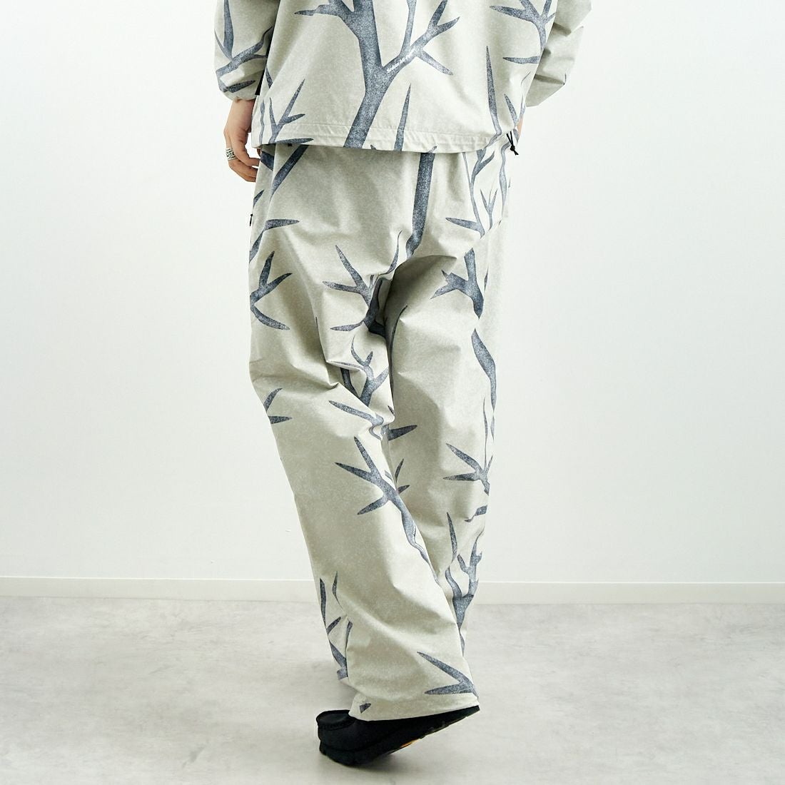 SEDAN ALL-PURPOSE [セダン オールパーパス] カモフラージュ ワイドトラックパンツ [SD25S-PT04] SNOW CAMO &&モデル身長：179cm 着用サイズ：XL&&