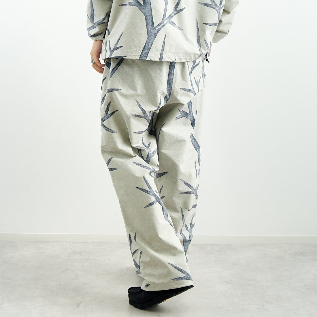 SEDAN ALL-PURPOSE [セダン オールパーパス] カモフラージュ ワイドトラックパンツ [SD25S-PT04] SNOW CAMO &&モデル身長：179cm 着用サイズ：XL&&