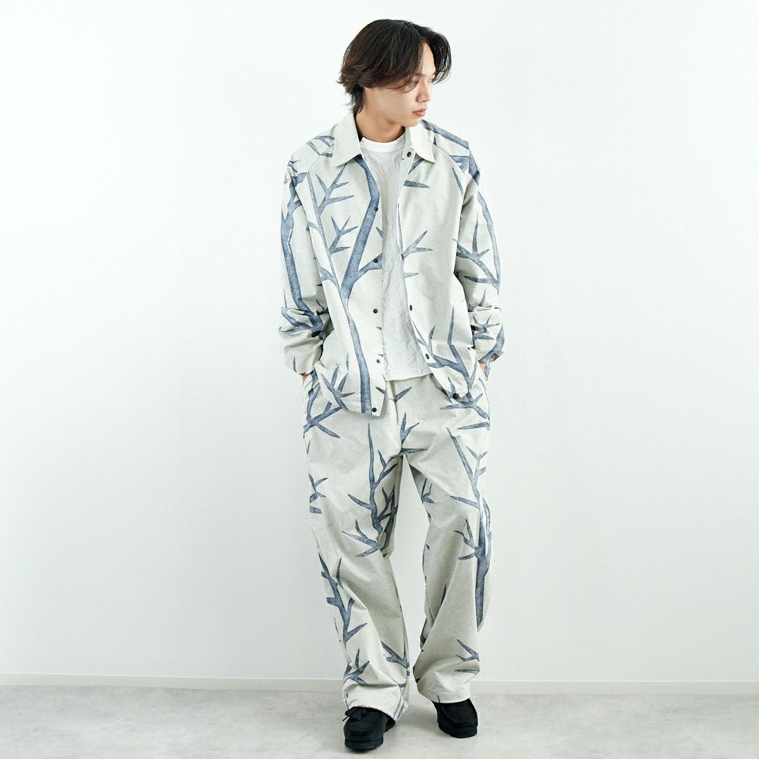 SEDAN ALL-PURPOSE [セダン オールパーパス] カモフラージュ ワイドトラックパンツ [SD25S-PT04] SNOW CAMO &&モデル身長：179cm 着用サイズ：XL&&