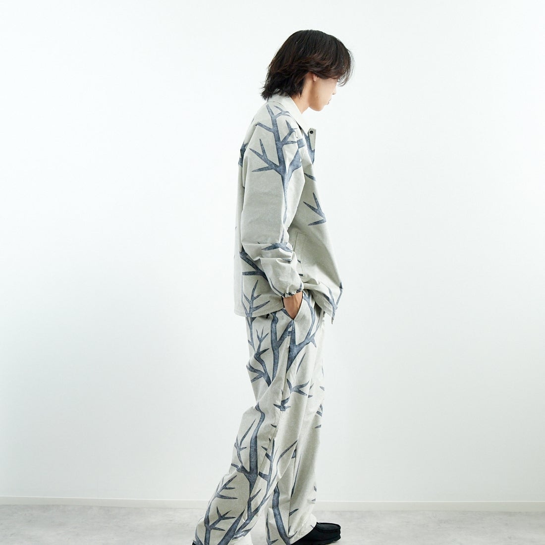 SEDAN ALL-PURPOSE [セダン オールパーパス] カモフラージュ ワイドトラックパンツ [SD25S-PT04] SNOW CAMO &&モデル身長：179cm 着用サイズ：XL&&