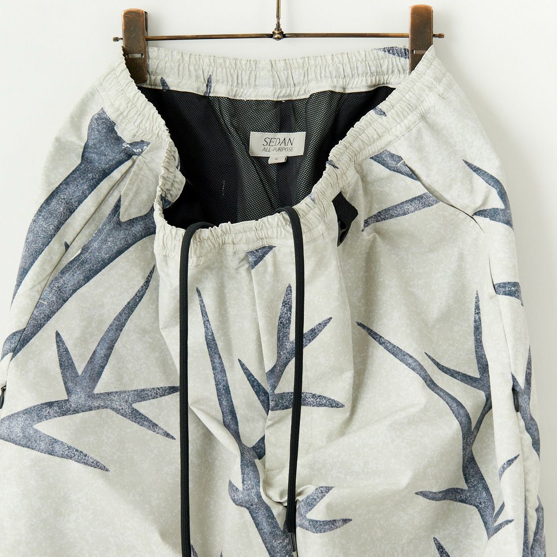 SEDAN ALL-PURPOSE [セダン オールパーパス] カモフラージュ ワイドトラックパンツ [SD25S-PT04] SNOW CAMO