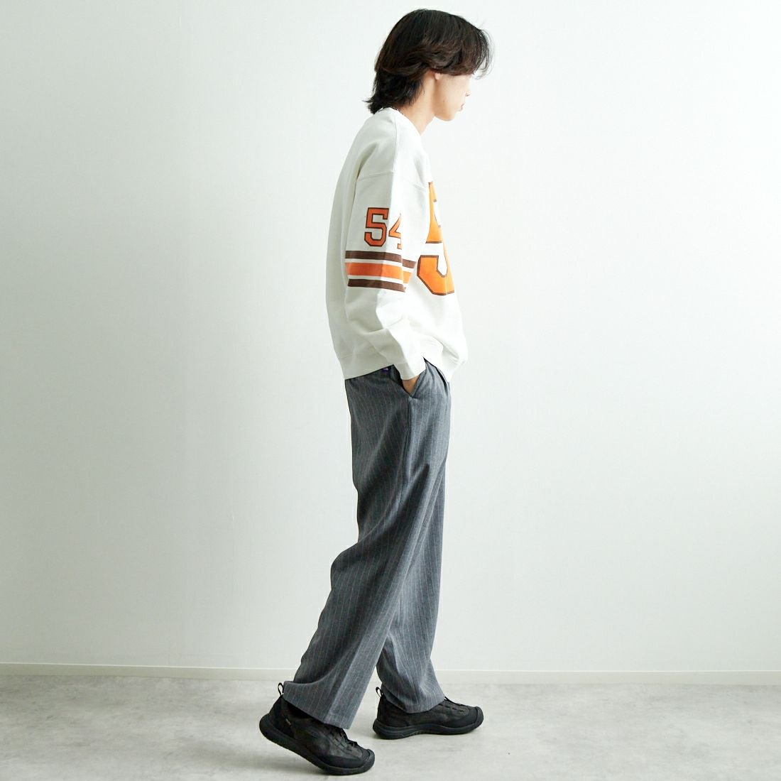 JACKSON MATISSE [ジャクソンマティス] ナンバリングロゴスウェット [JM25SS006] BRN/ORG &&モデル身長：179cm 着用サイズ：M&