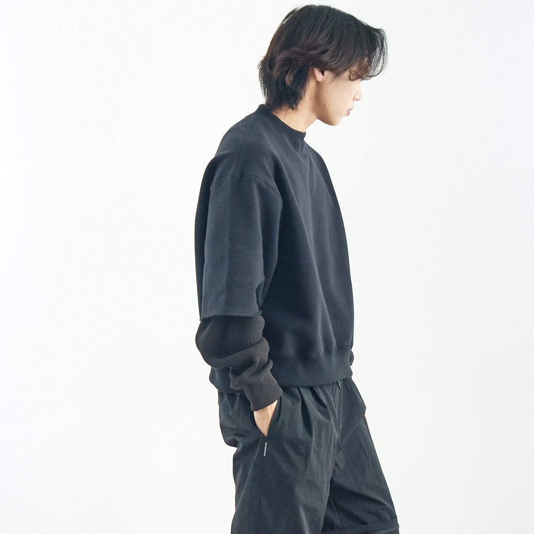 Name. [ネーム] レイヤードスリーブ スウェットシャツ [NMCU-043] BLACK &&モデル身長：179cm 着用サイズ：1&&