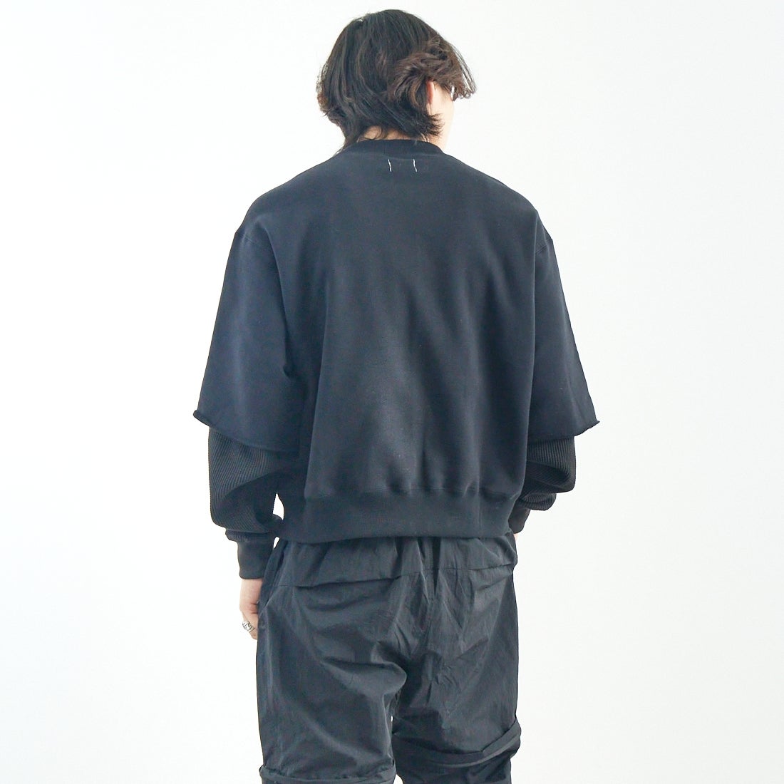 Name. [ネーム] レイヤードスリーブ スウェットシャツ [NMCU-043] BLACK &&モデル身長：179cm 着用サイズ：1&&