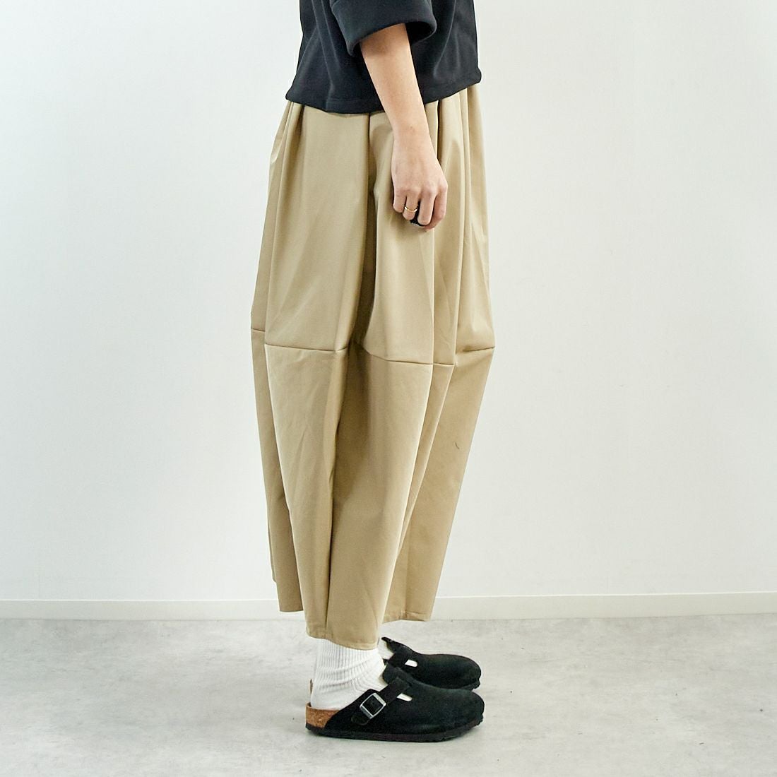 Kelen [ケレン] タックデザイン バルーンスカート [LKL25HSK2037] BEIGE &&モデル身長：167cm 着用サイズ：F&&