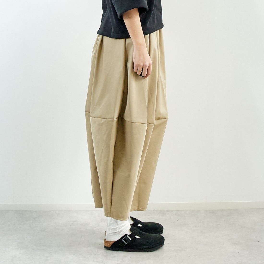 Kelen [ケレン] タックデザイン バルーンスカート [LKL25HSK2037] BEIGE &&モデル身長：167cm 着用サイズ：F&&