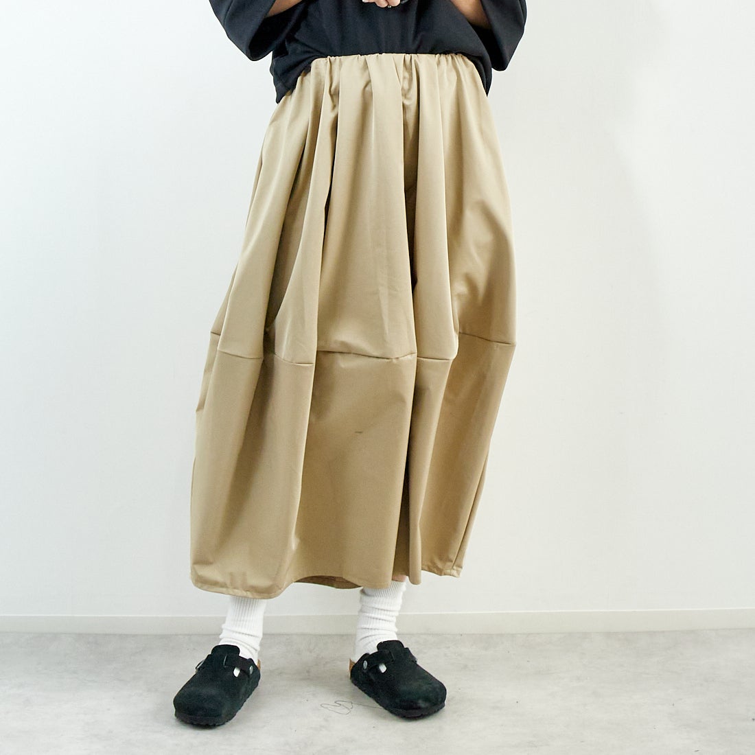 Kelen [ケレン] タックデザイン バルーンスカート [LKL25HSK2037] BEIGE &&モデル身長：167cm 着用サイズ：F&&