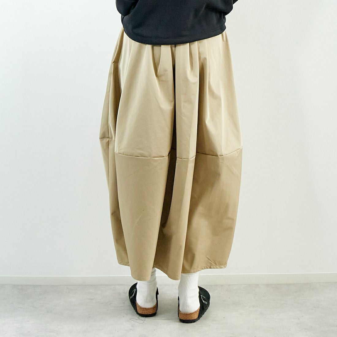 Kelen [ケレン] タックデザイン バルーンスカート [LKL25HSK2037] BEIGE &&モデル身長：167cm 着用サイズ：F&&