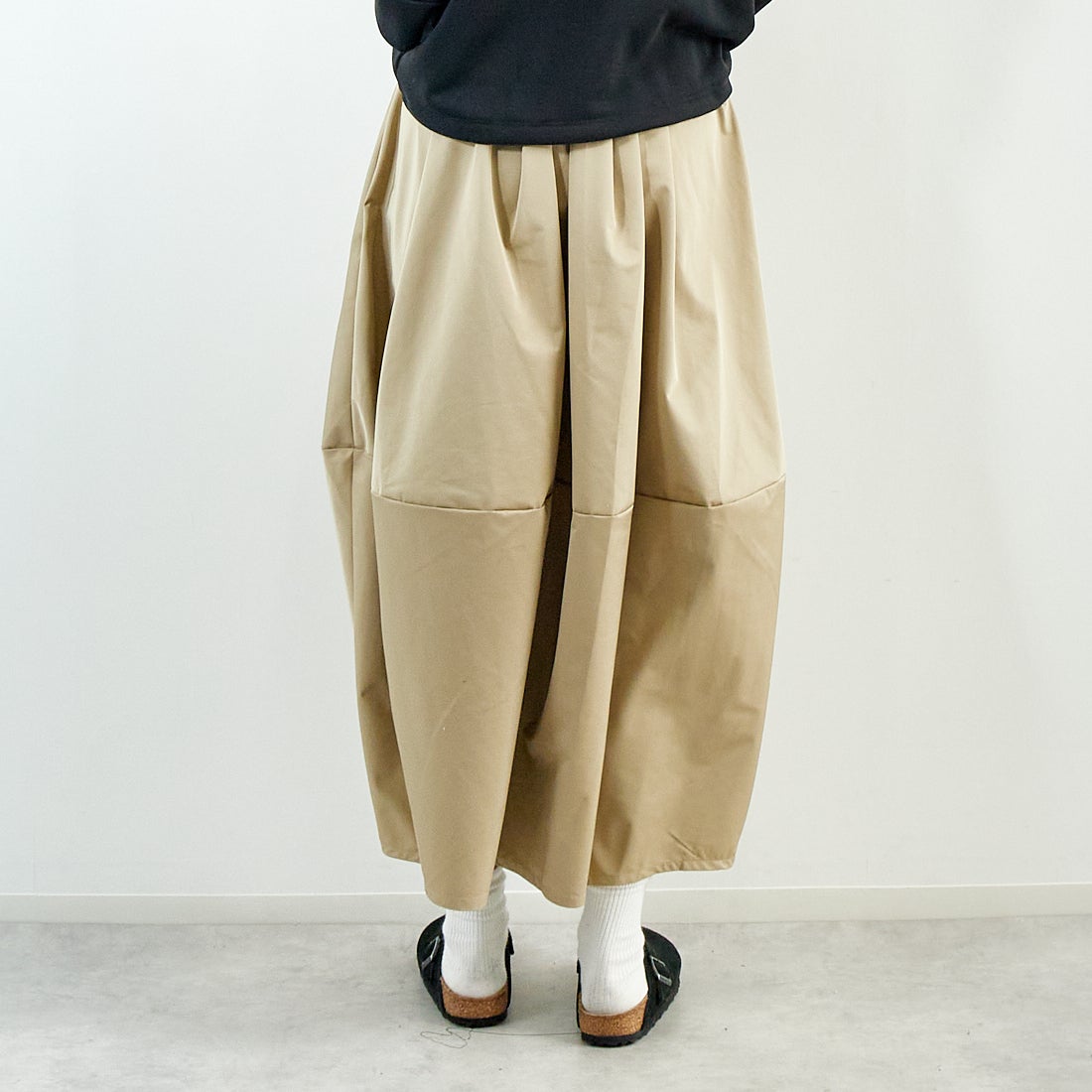 Kelen [ケレン] タックデザイン バルーンスカート [LKL25HSK2037] BEIGE &&モデル身長：167cm 着用サイズ：F&&