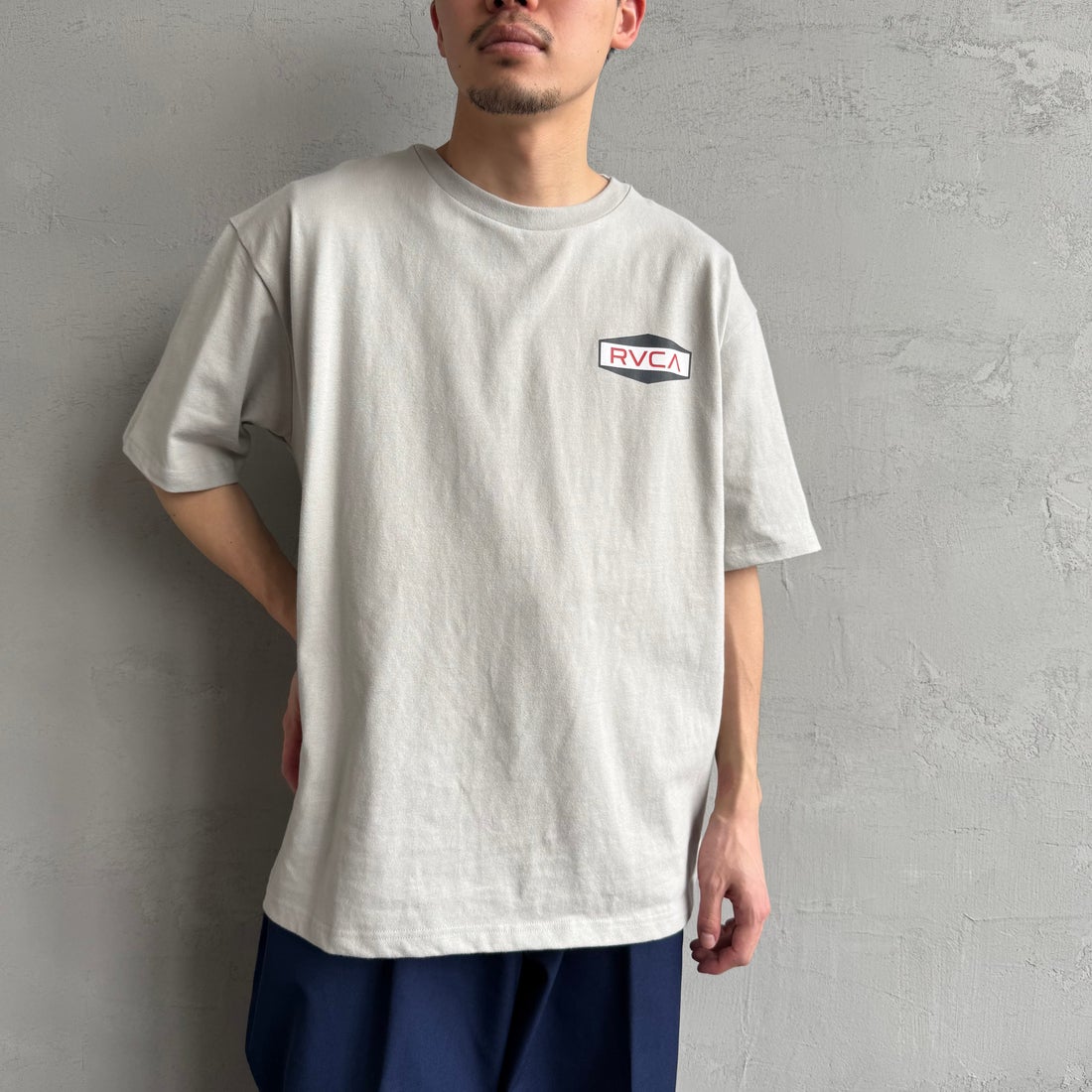 RVCA [ルーカ] ILL HEXロゴショートスリーブTシャツ [BF041-252] MGE &&モデル身長：168cm 着用サイズ：M&&