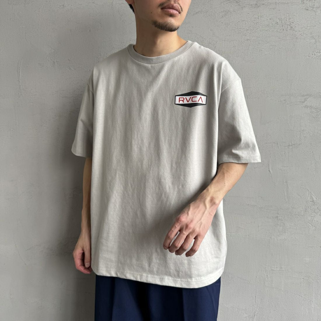 RVCA [ルーカ] ILL HEXロゴショートスリーブTシャツ [BF041-252] MGE &&モデル身長：168cm 着用サイズ：M&&