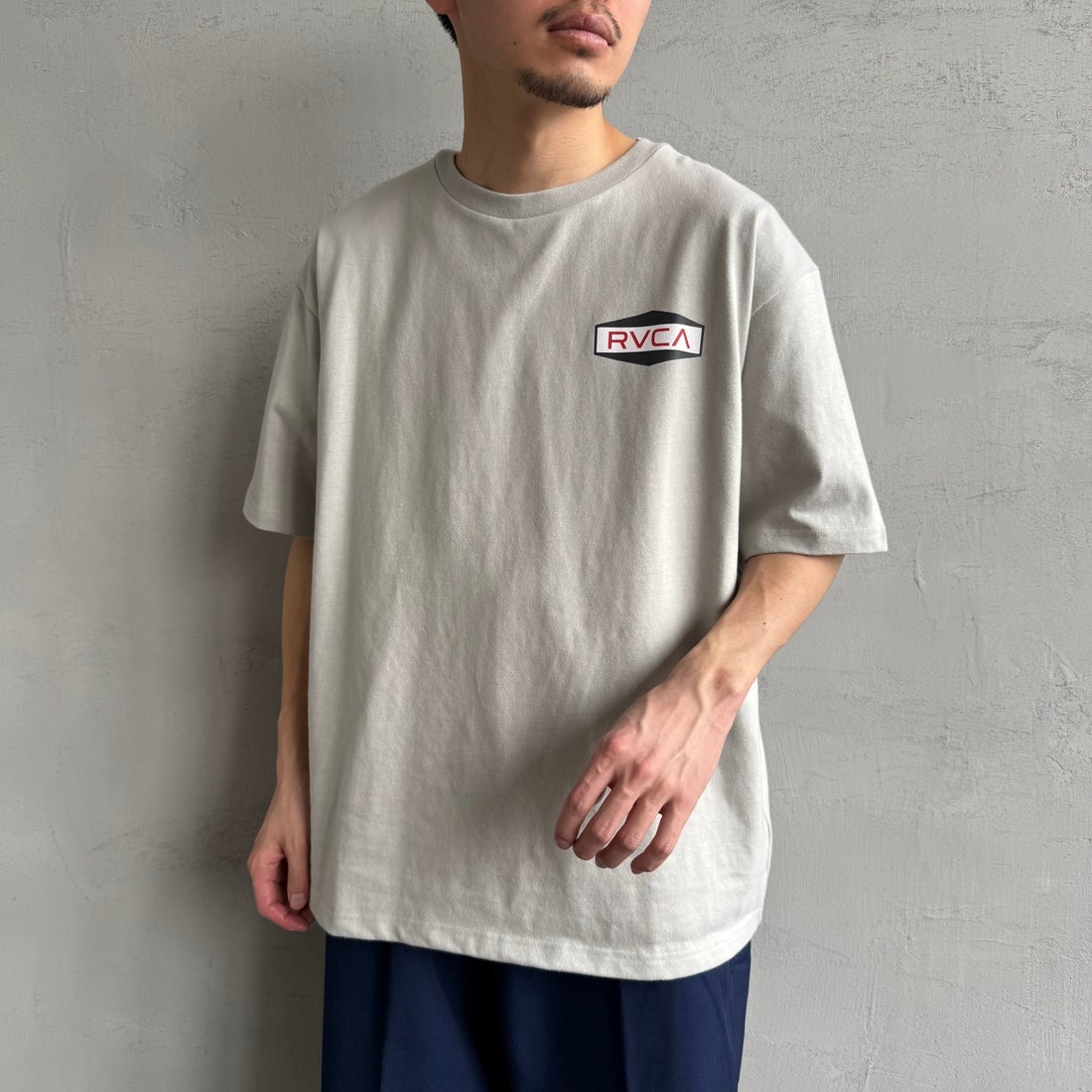 RVCA [ルーカ] ILL HEXロゴショートスリーブTシャツ [BF041-252] MGE &&モデル身長：168cm 着用サイズ：M&&