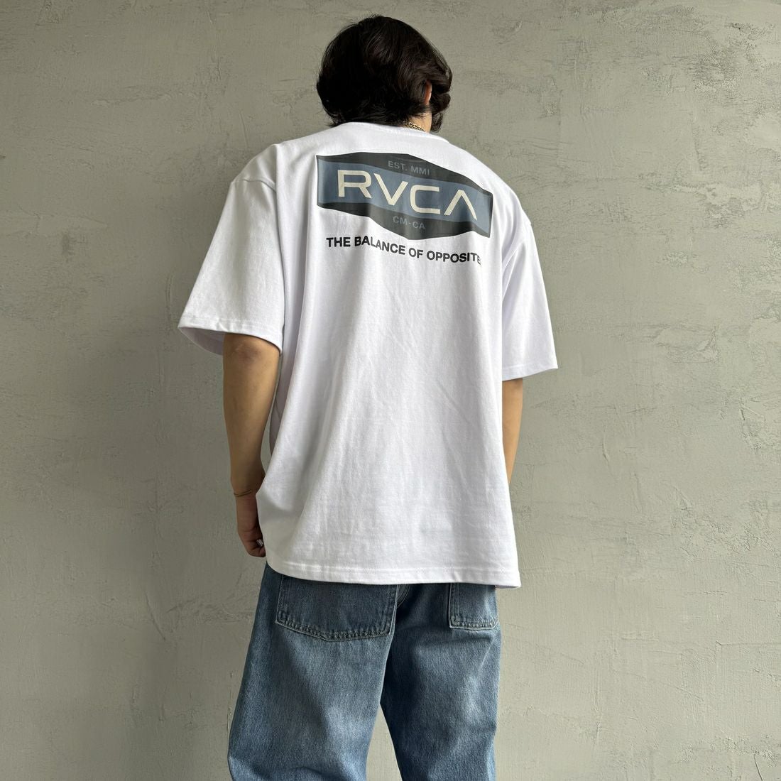 RVCA [ルーカ] ILL HEXロゴショートスリーブTシャツ [BF041-252] WHT &&モデル身長：179cm 着用サイズ：L&&