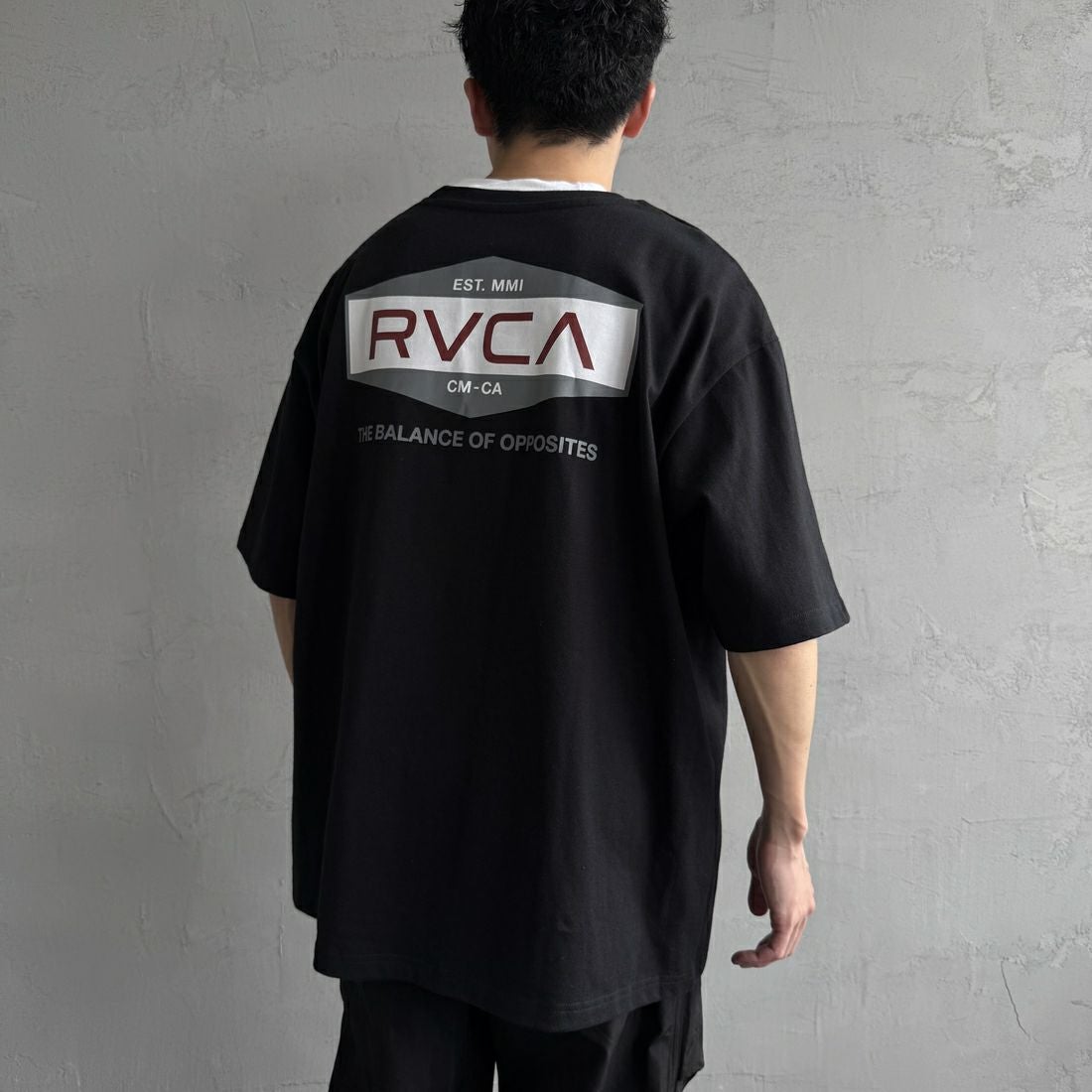 RVCA [ルーカ] ILL HEXロゴショートスリーブTシャツ [BF041-252] BLK &&モデル身長：168cm 着用サイズ：L&&