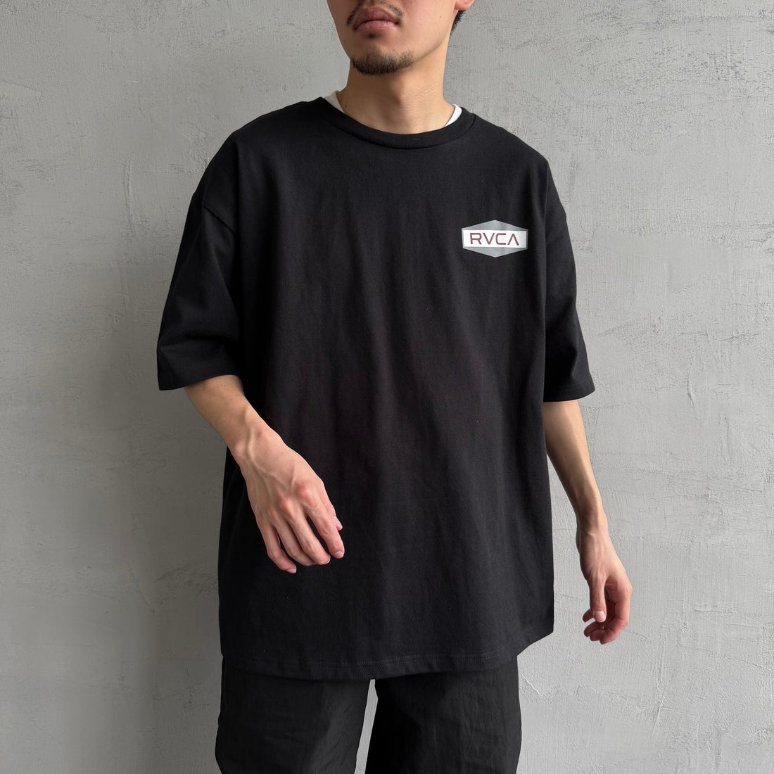 RVCA [ルーカ] ILL HEXロゴショートスリーブTシャツ [BF041-252] BLK &&モデル身長：168cm 着用サイズ：L&&