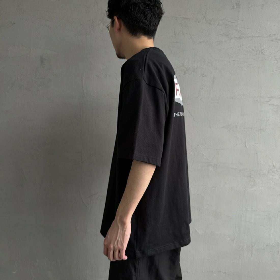 RVCA [ルーカ] ILL HEXロゴショートスリーブTシャツ [BF041-252] BLK &&モデル身長：168cm 着用サイズ：L&&