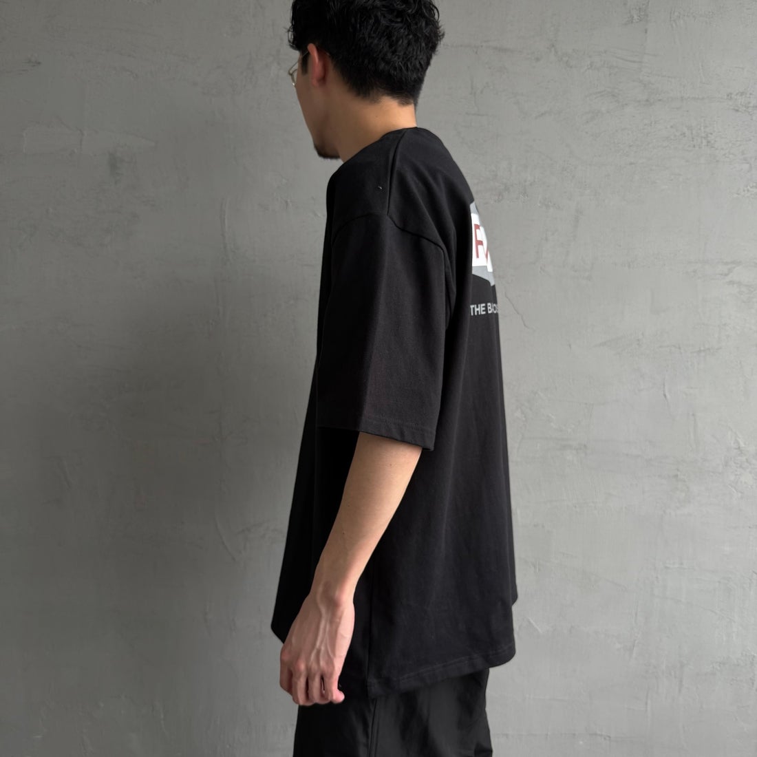 RVCA [ルーカ] ILL HEXロゴショートスリーブTシャツ [BF041-252] BLK &&モデル身長：168cm 着用サイズ：L&&